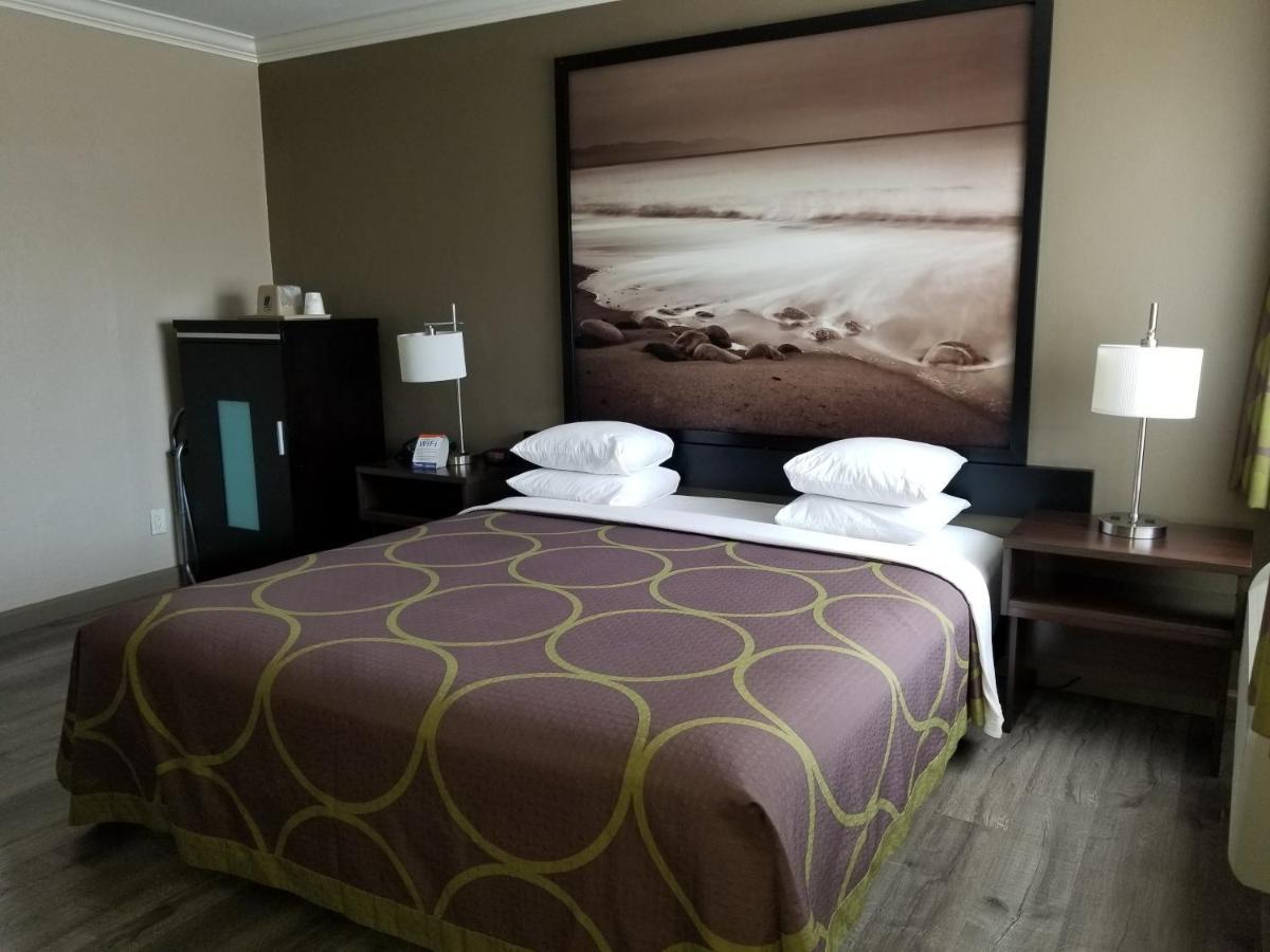 Super 8 By Wyndham Angeles-culver Area 2*