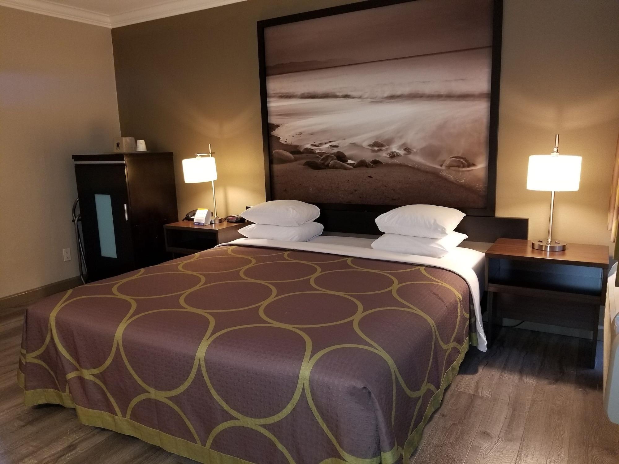 Super 8 By Wyndham Angeles-culver Area Los Angeles