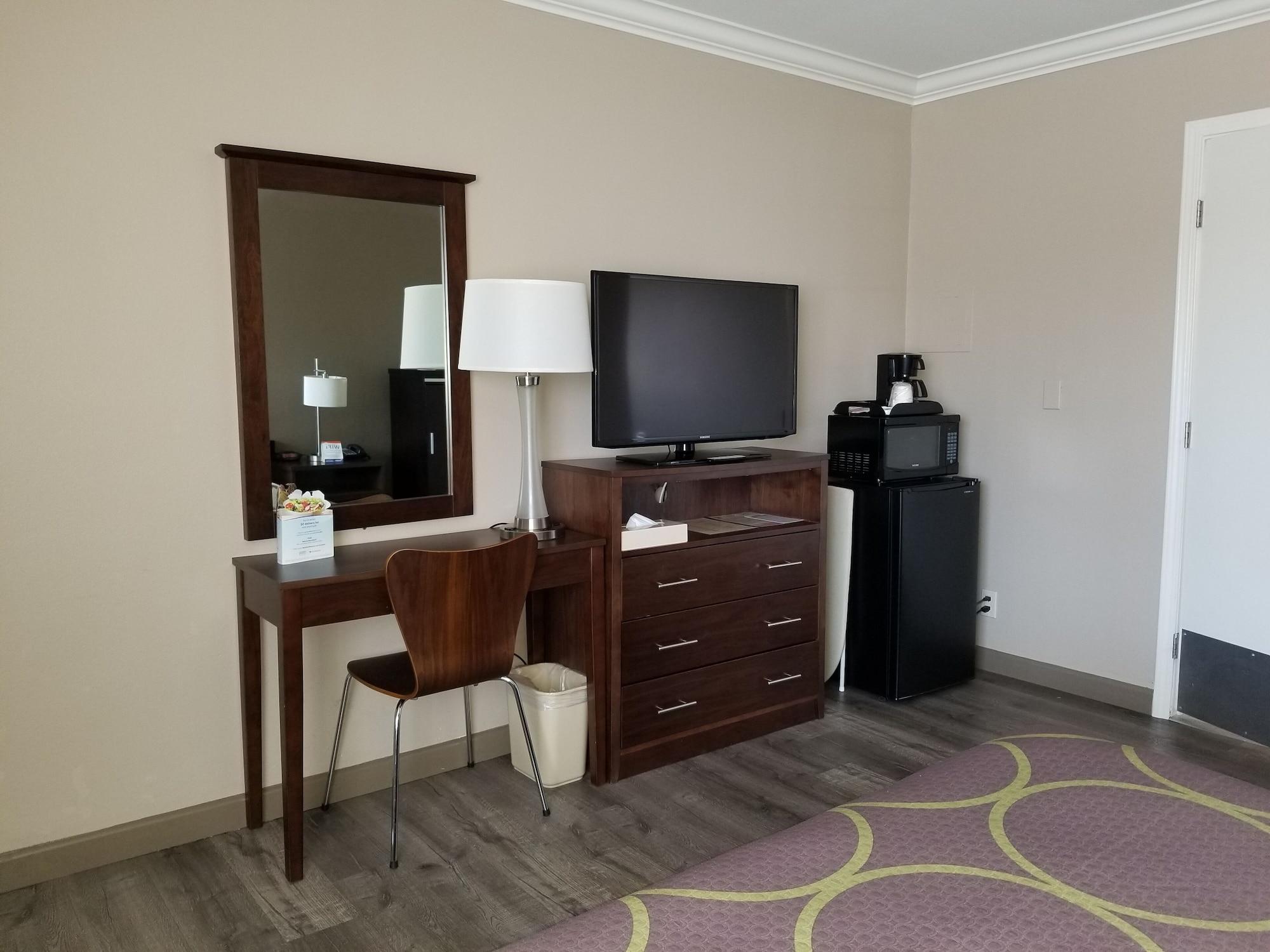 Super 8 By Wyndham Angeles-culver Area Hotel 2*