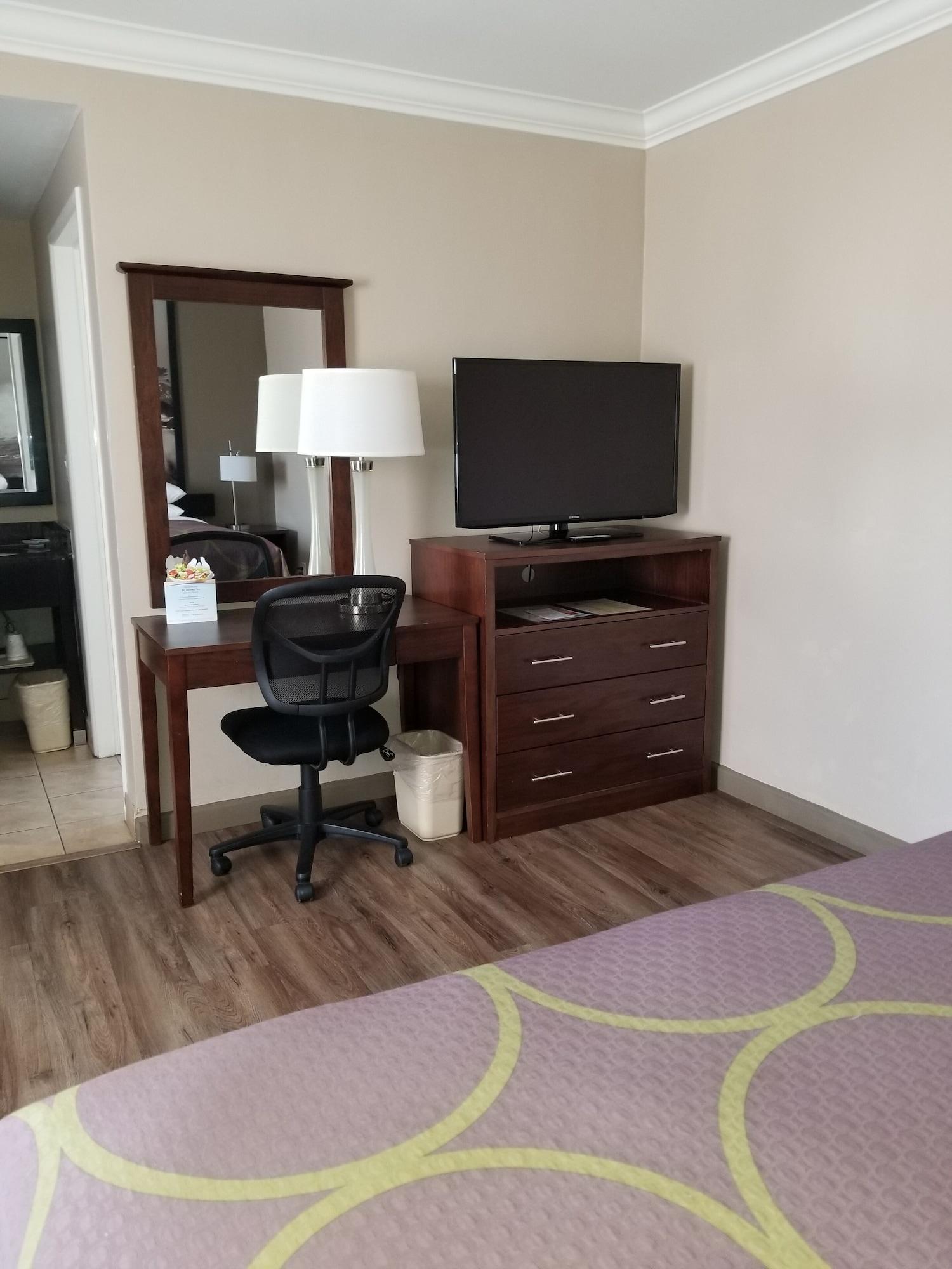 Super 8 By Wyndham Angeles-culver Area
