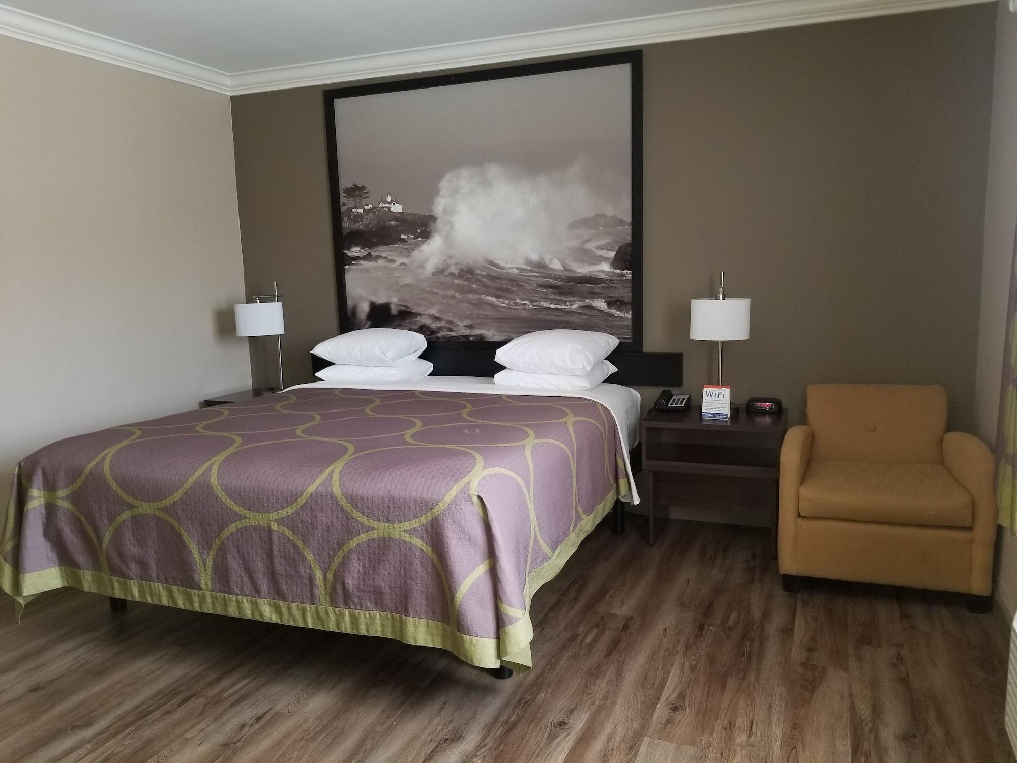 Super 8 By Wyndham Angeles-culver Area Los Angeles