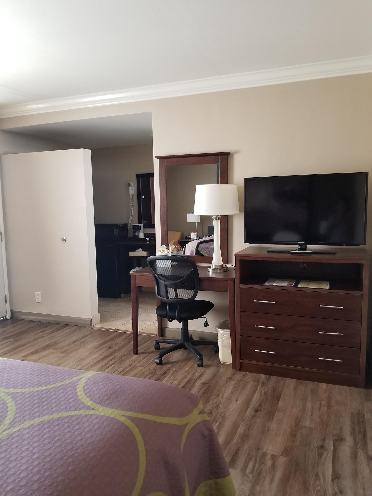 Super 8 By Wyndham Angeles-culver Area