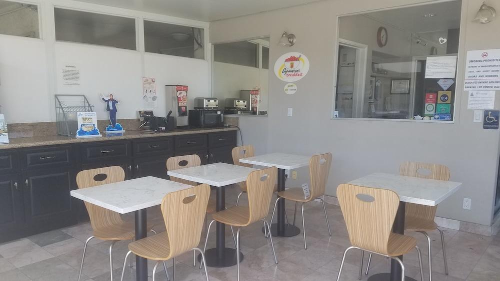 Hotel Super 8 By Wyndham Angeles-culver Area 2*