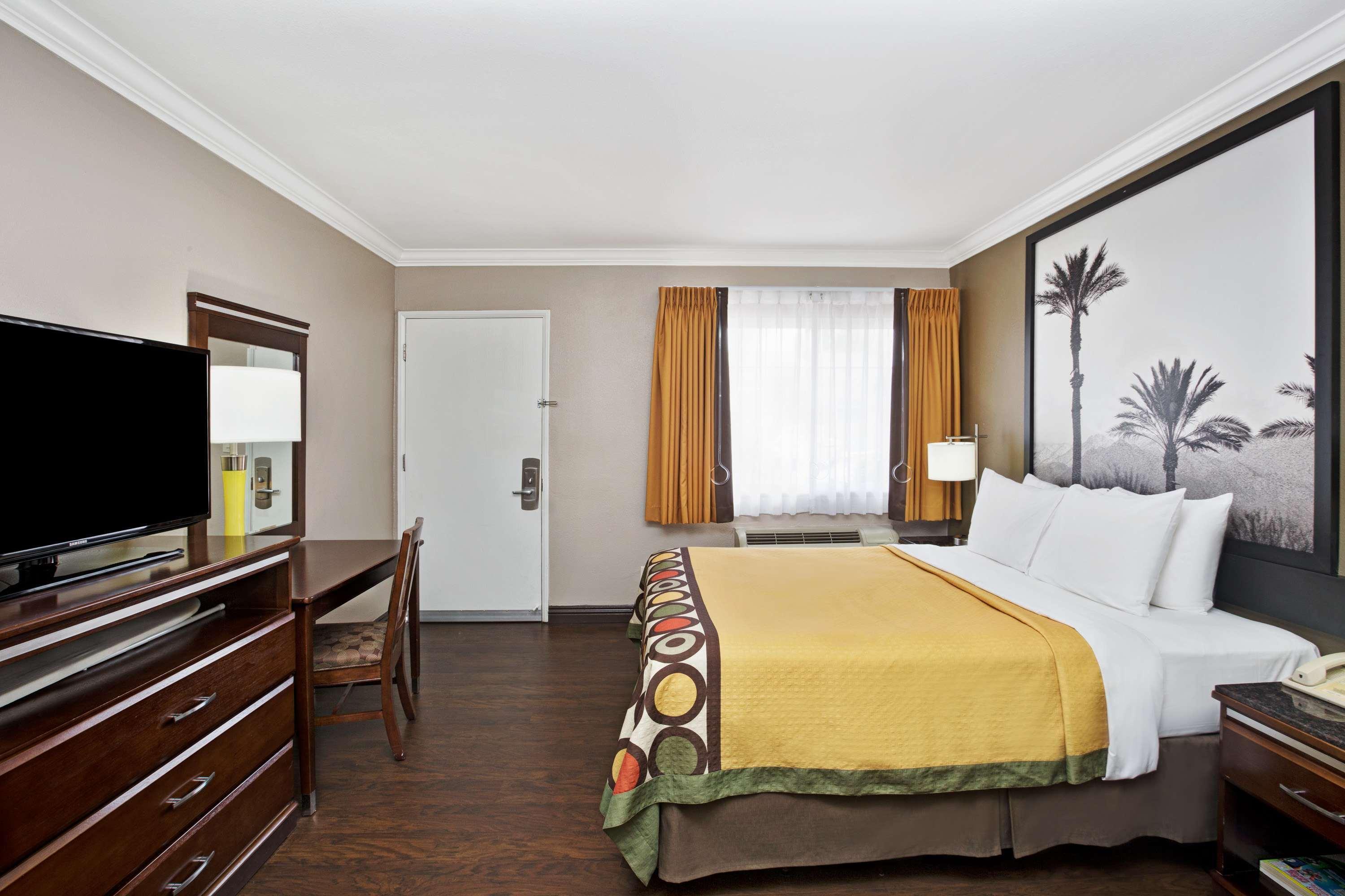 Super 8 By Wyndham Angeles-culver Area