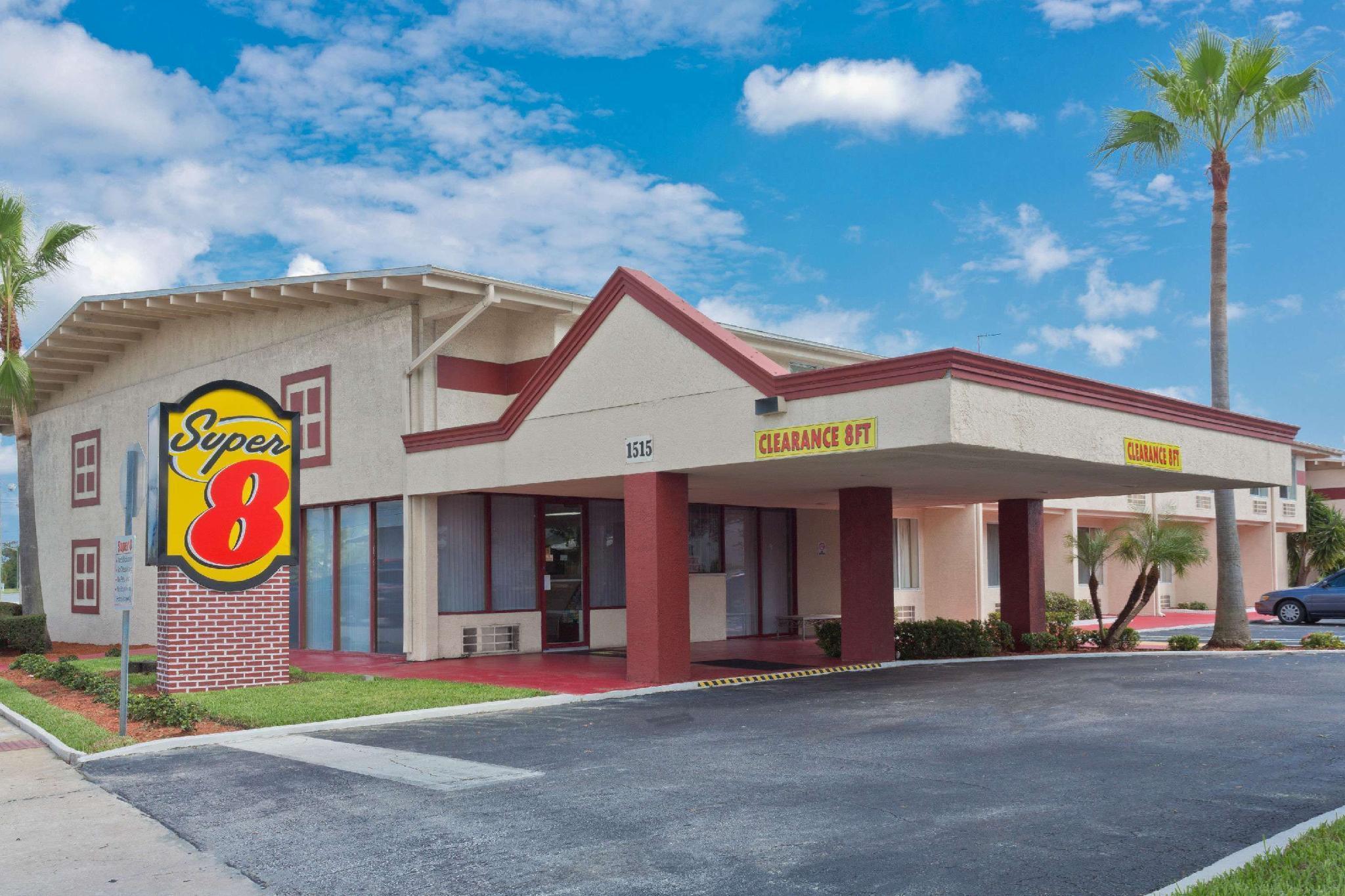 Super 8 By Wyndham Angeles-culver Area Hotel 2*
