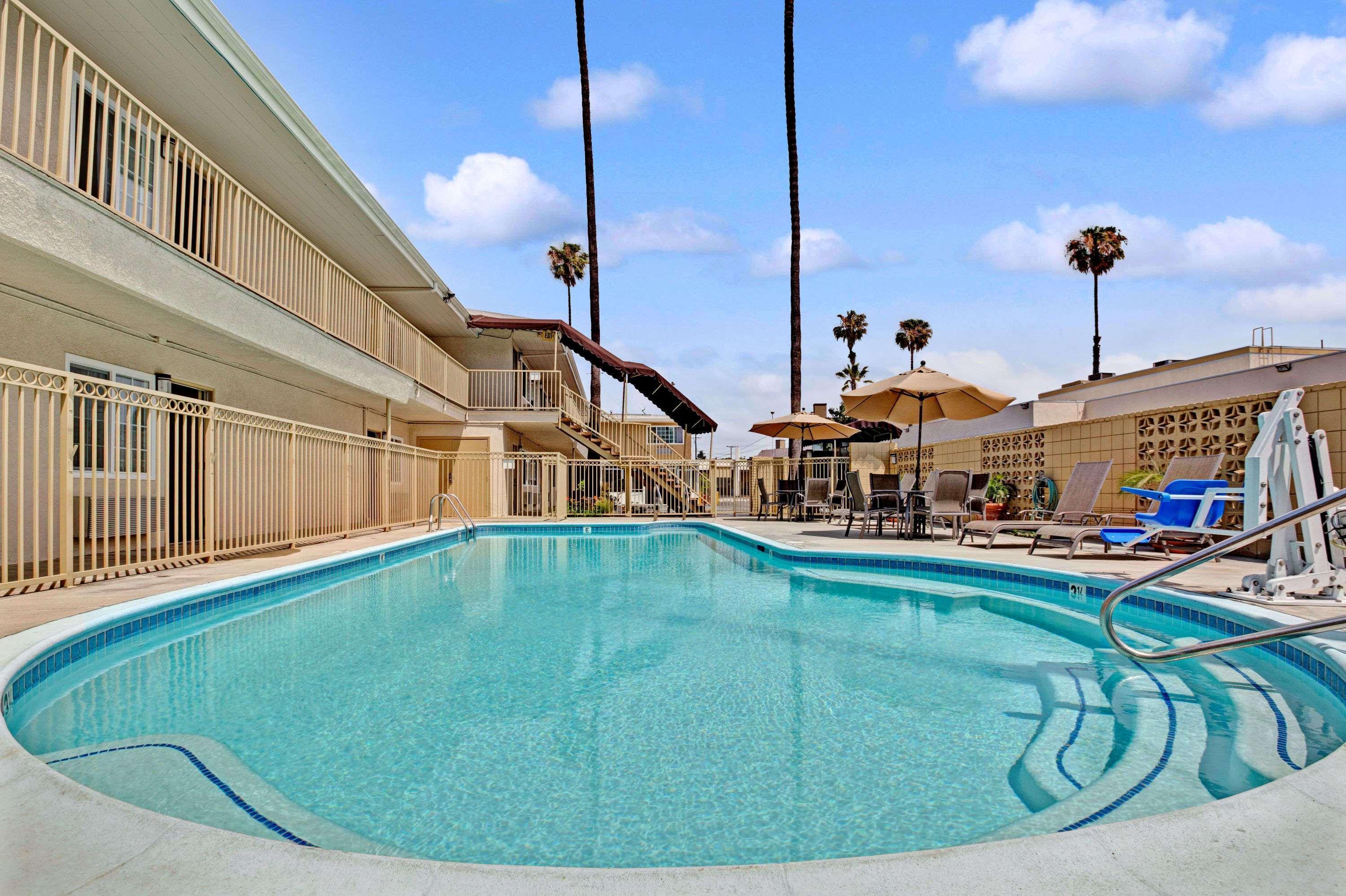 Hotel Super 8 By Wyndham Angeles-culver Area 2*