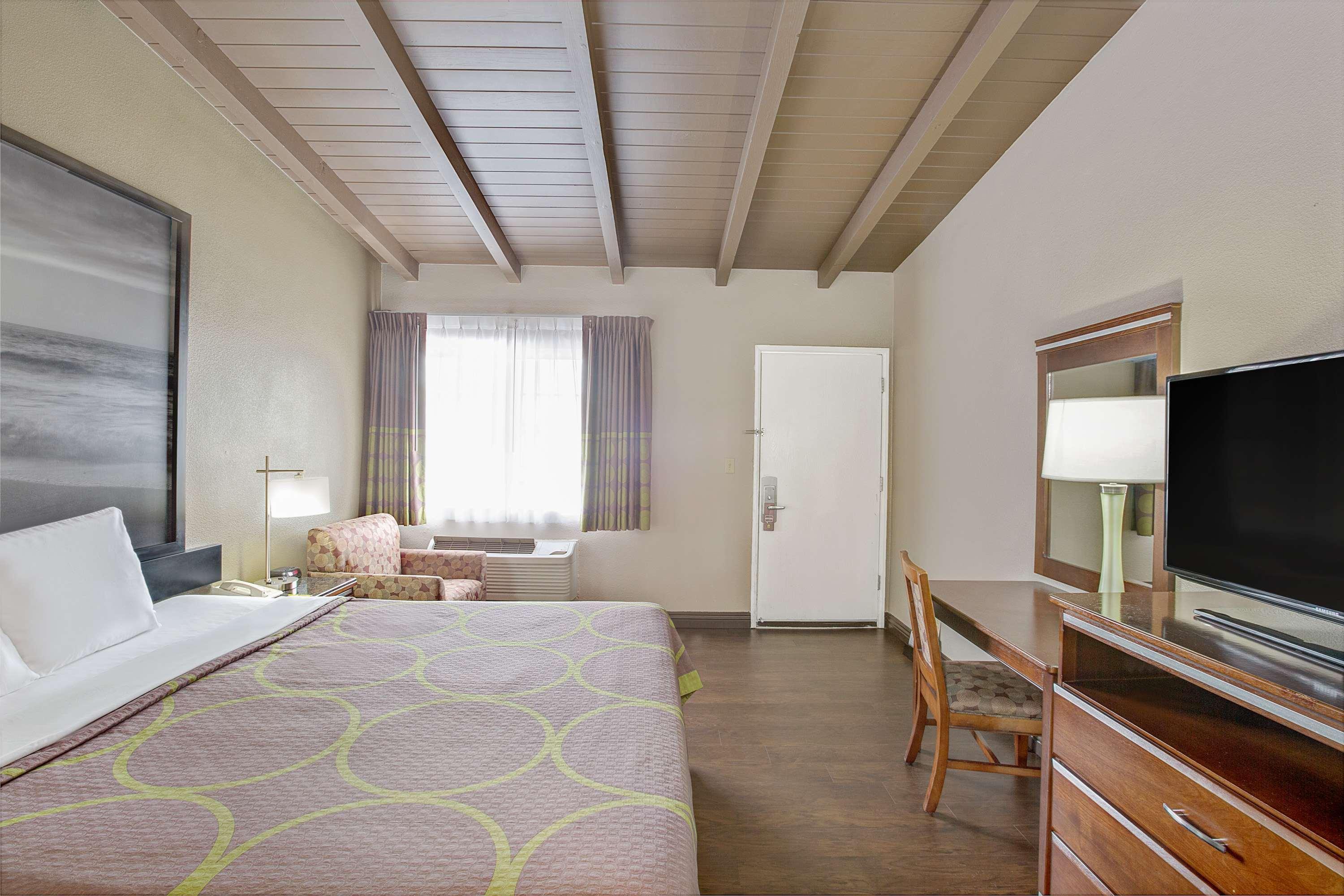 Super 8 By Wyndham Angeles-culver Area