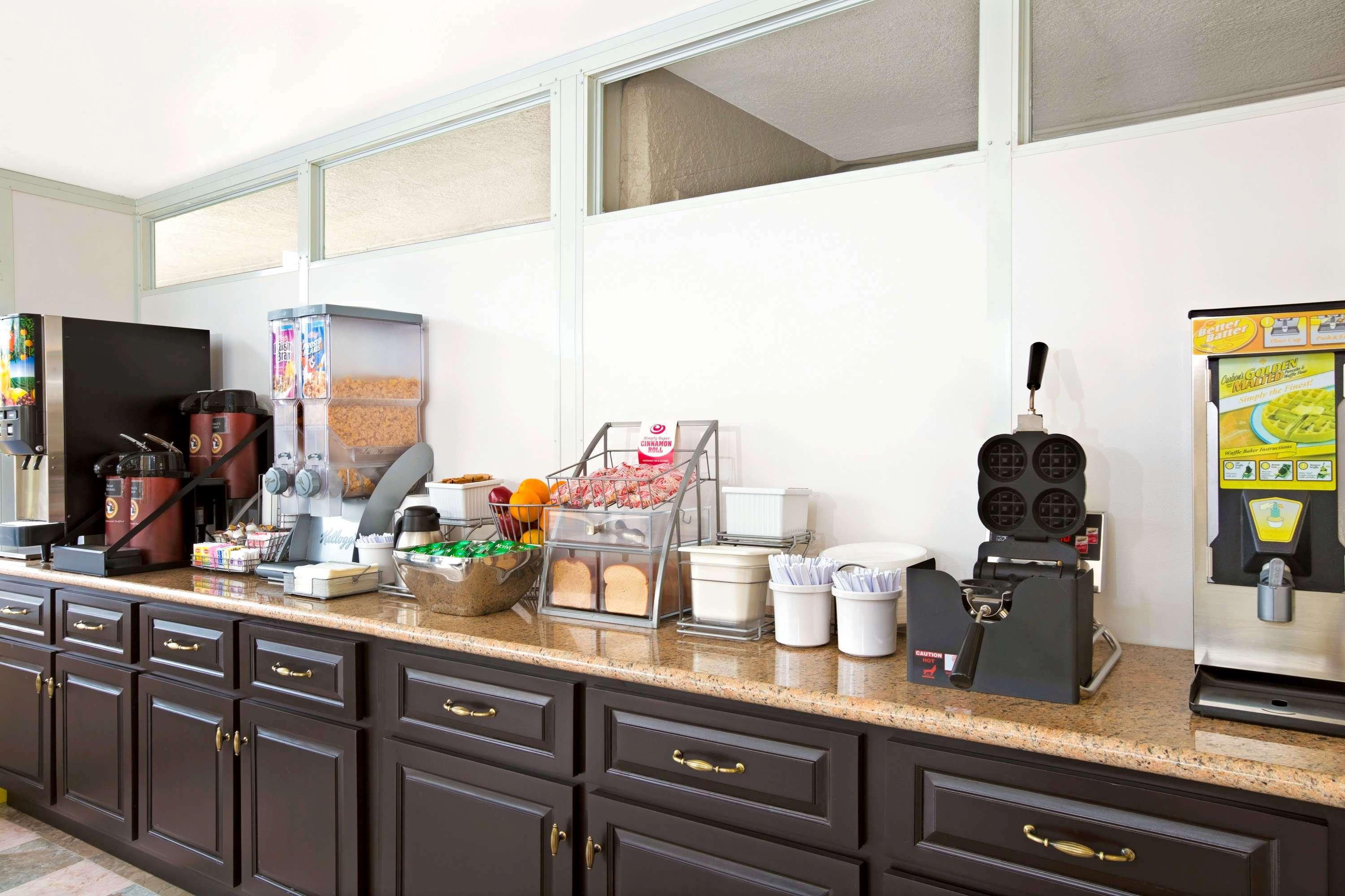 Super 8 By Wyndham Angeles-culver Area Hotel 2*