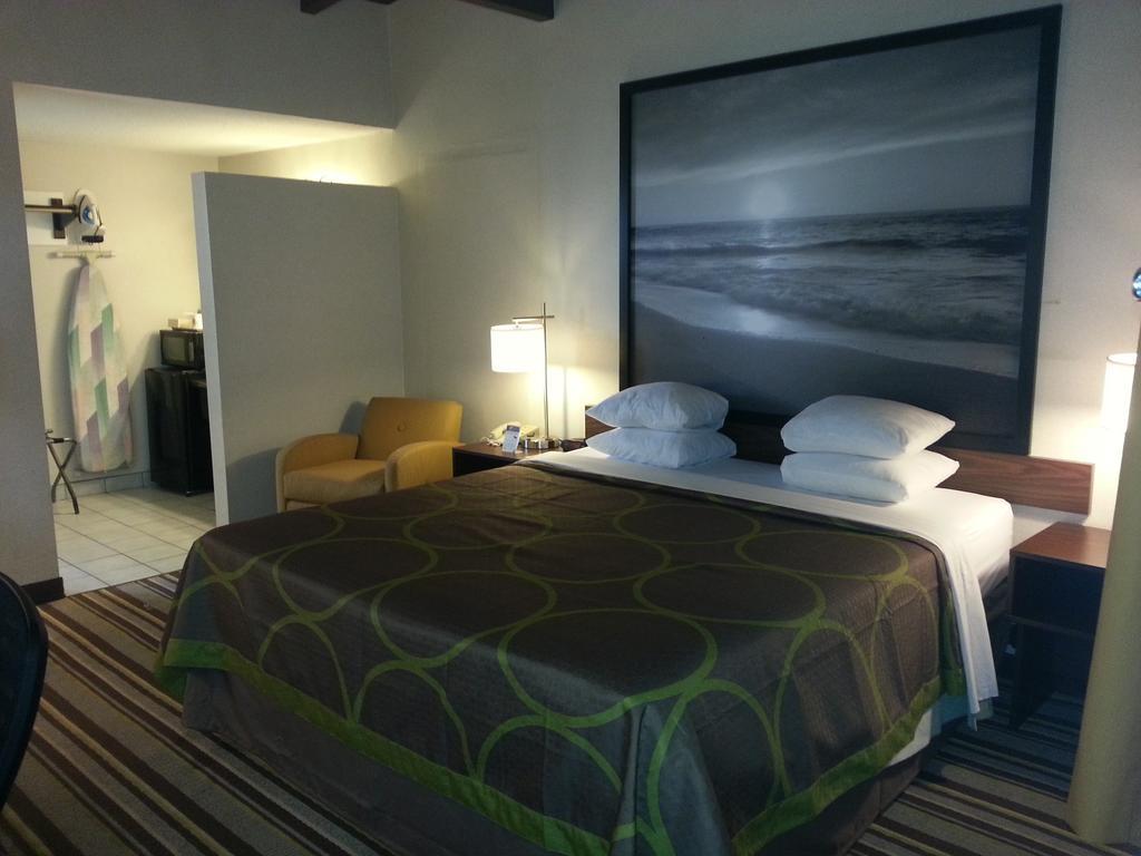 Hotel Super 8 By Wyndham Angeles-culver Area