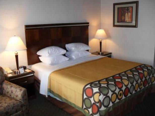 Hotel Super 8 By Wyndham Angeles-culver Area