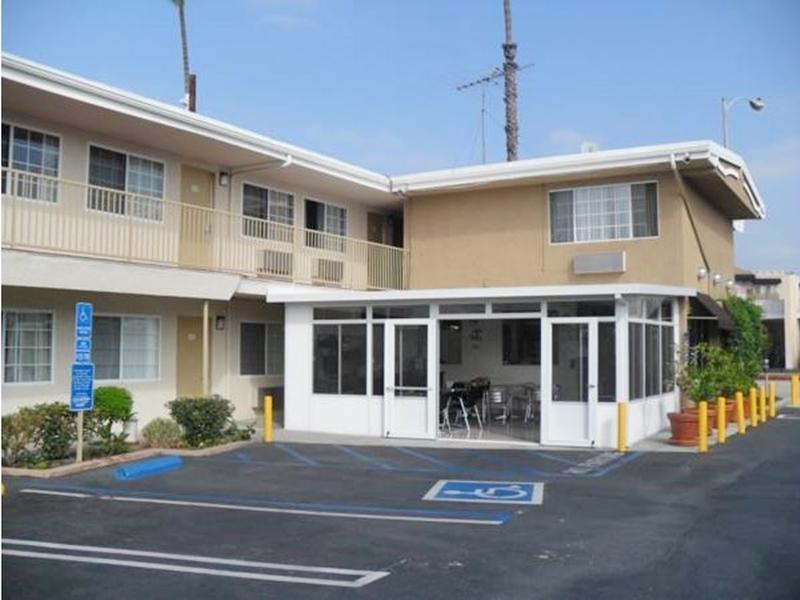Super 8 By Wyndham Angeles-culver Area Los Angeles