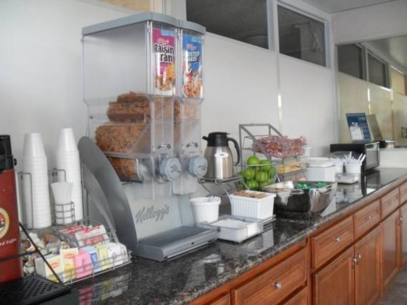 Hotel Super 8 By Wyndham Angeles-culver Area 2*