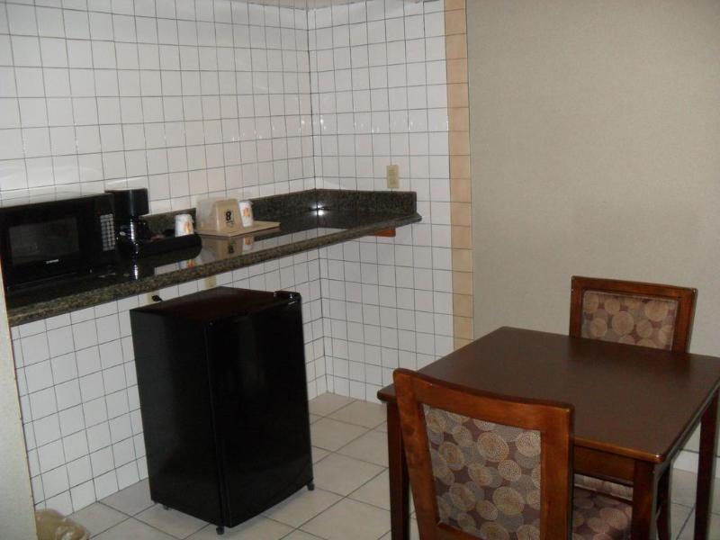 Super 8 By Wyndham Angeles-culver Area