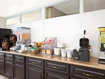 Super 8 By Wyndham Angeles-culver Area