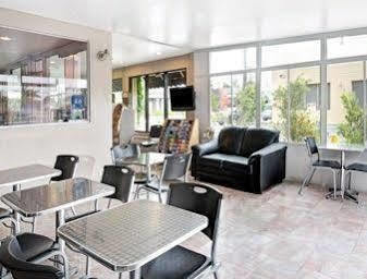 Hotel Super 8 By Wyndham Angeles-culver Area