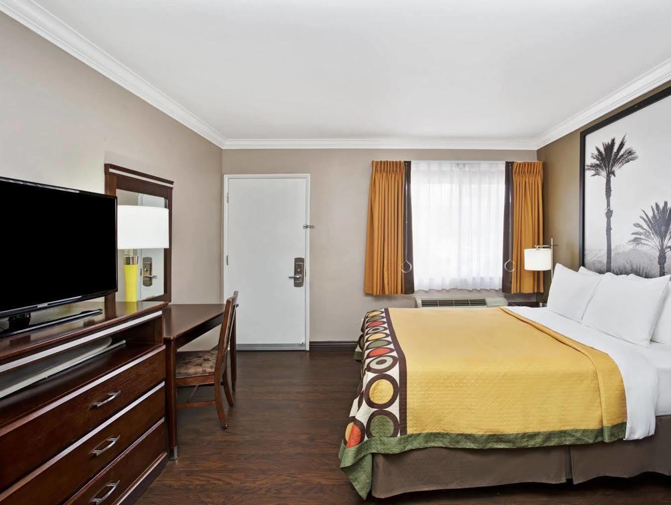 Super 8 By Wyndham Angeles-culver Area Hotel 2*