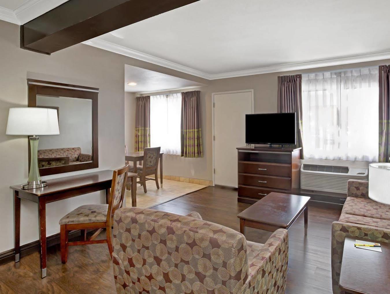 Super 8 By Wyndham Angeles-culver Area 2*